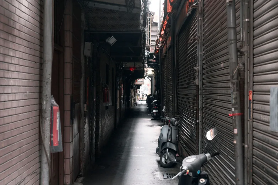 巷弄鐵捲門緊閉,機車停放安靜無人
