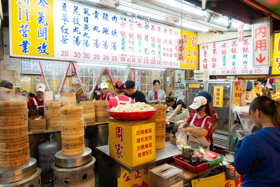 傳統小吃攤蒸籠林立,店員忙著包裝水餃