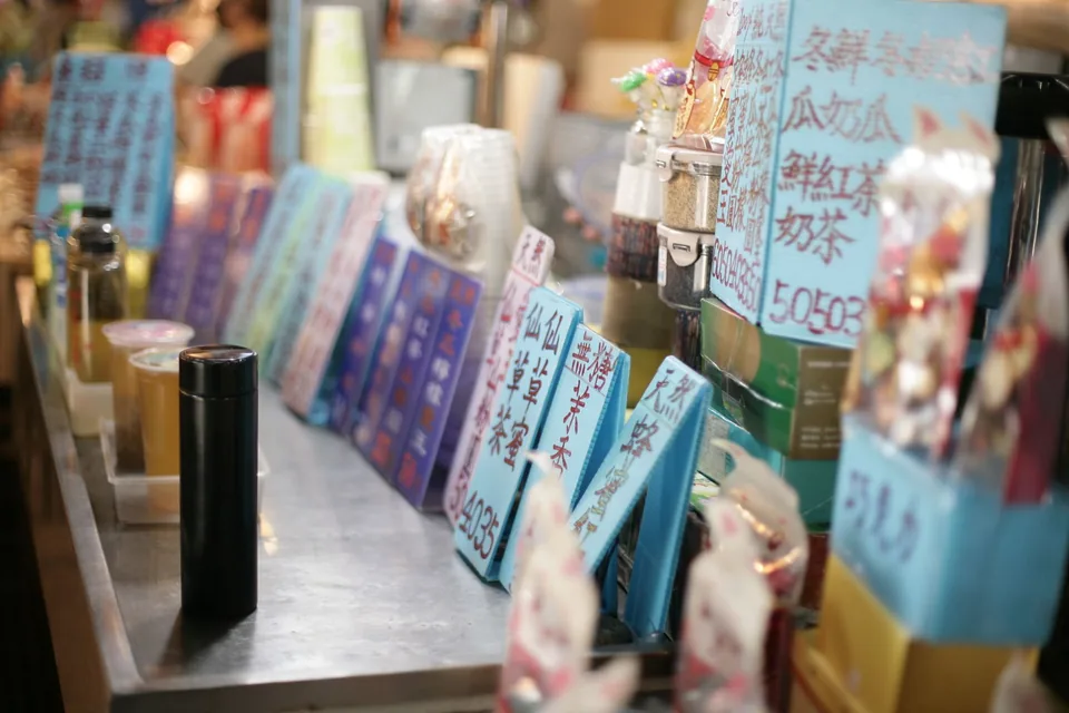 夜市飲料攤手寫菜單牌一字排開