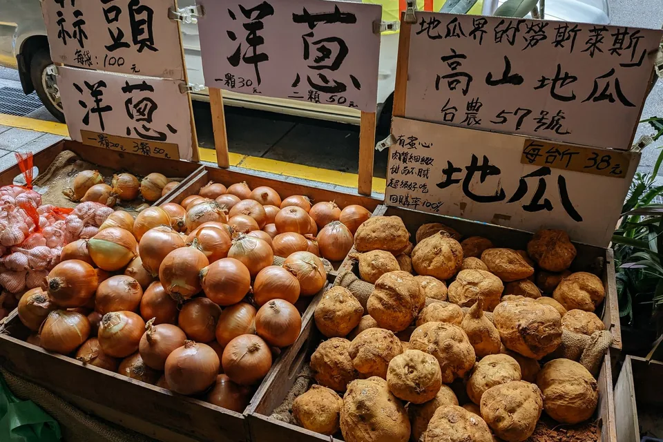 傳統市場菜攤的手寫標價牌