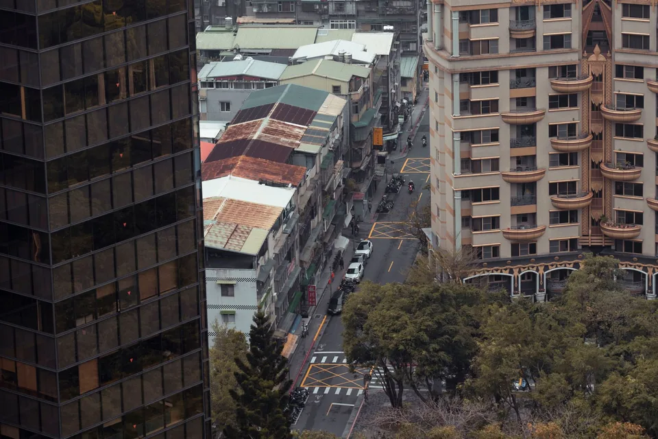 空拍俯瞰街區窄巷與住商大樓