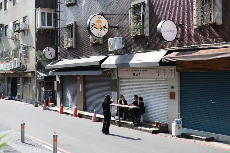 台灣街邊透天店面的招牌與鐵捲門