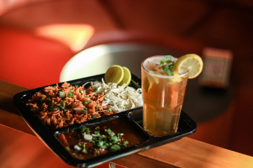 托盤上主食、配菜與飲料組成一份套餐