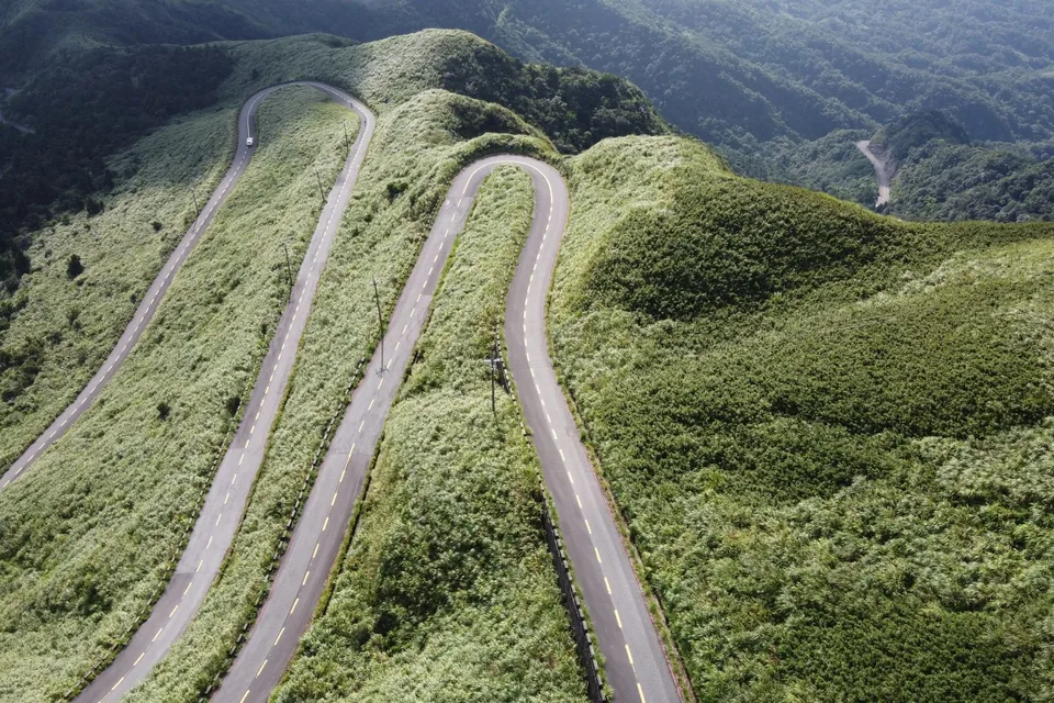空拍之字形山路的多重蜿蜒岔路