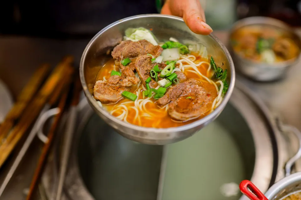 手捧一碗剛盛好的台式牛肉麵