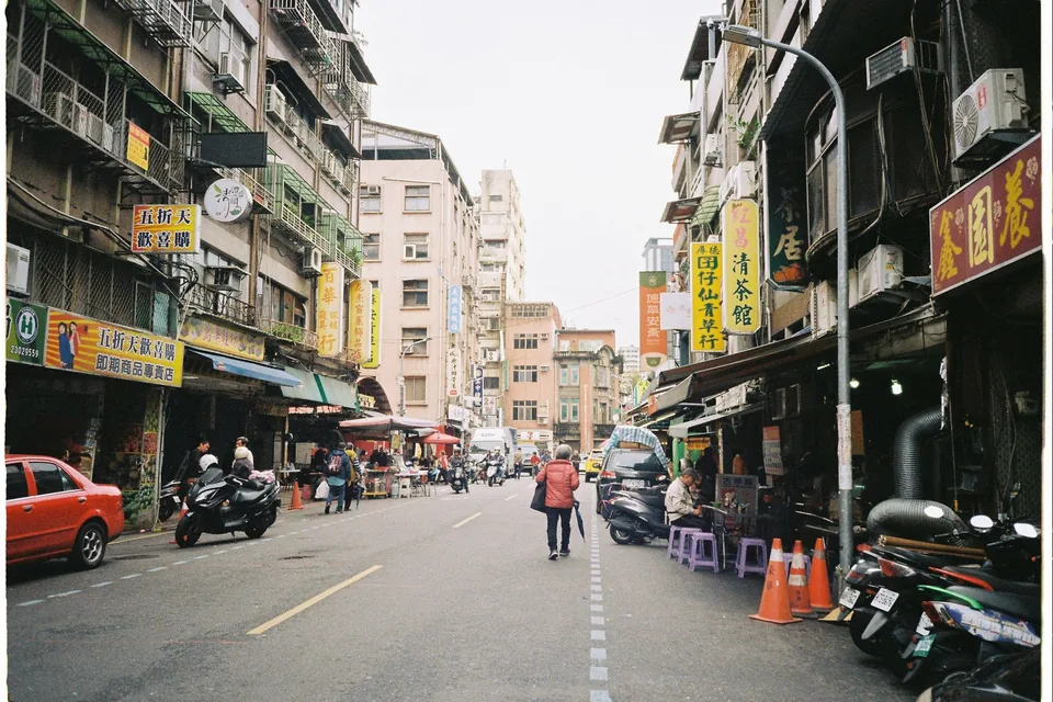 街頭巷弄店家與停放的機車